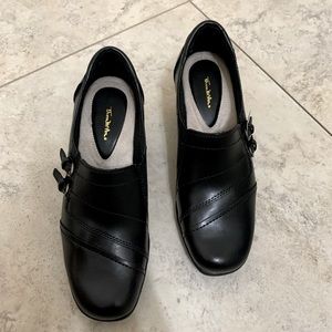 Thom McAn Women's Leather Wide Width Heeled Loafer